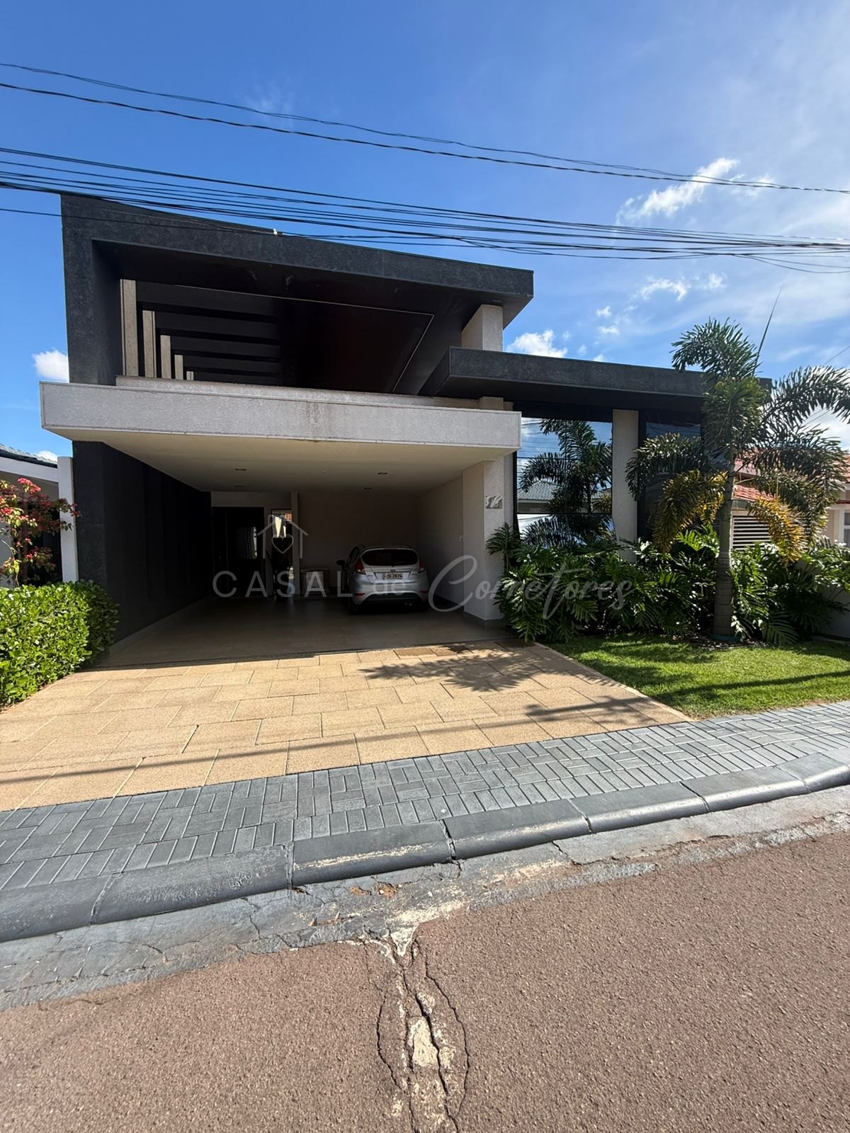 Casa de Alto Padrão em Condomínio no Country